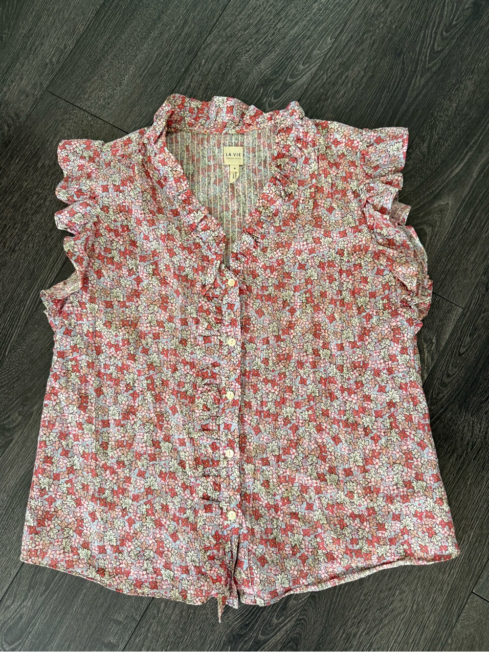 Short sleeve floral blouse with light metallic running through the detail.